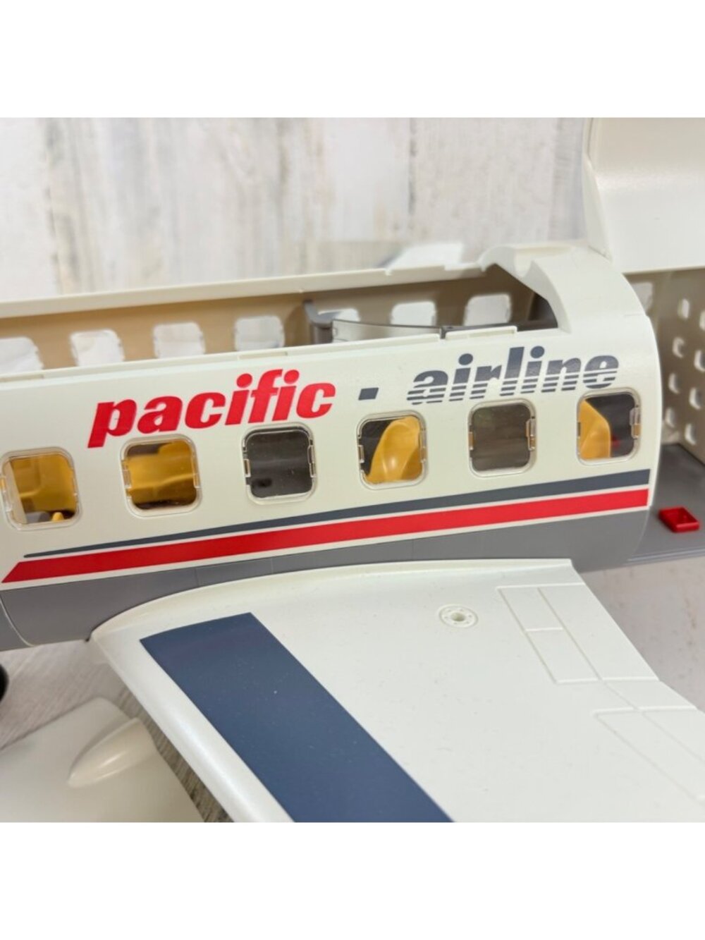 Playmobil 4310 Pacific Airlines Cargo Air Plane with Pilot and Flight Attendant - Picture 5 of 16